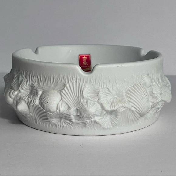 AK KAISER White Bisque SHELL ASHTRAY / 1970’s WEST GERMANY / Raised SEASHELLS - Picture 2 of 9